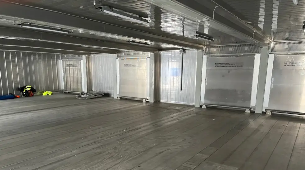 Instalarea unui container modular de depozitare frigorifică care formează o unitate SuperStore