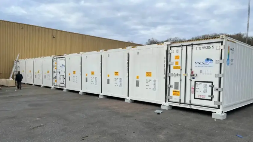 Instalarea unui container modular de depozitare frigorifică care formează o unitate SuperStore