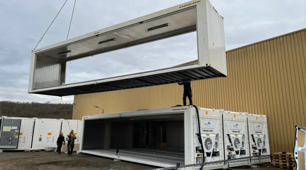 Instalarea unui container modular de depozitare frigorifică care formează o unitate SuperStore