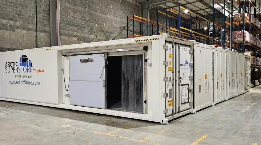 Instalarea unui container modular de depozitare frigorifică care formează o unitate SuperStore